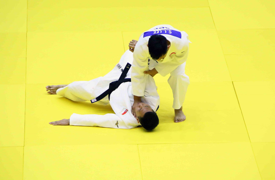 Cặp vận động viên Singapore là Song Lim Lee và Tang Hong Jing Vicent Alvin thi đấu ở nội dung Kodokan Goshin Jutsu (bài quyền về các kỹ thuật tự vệ hiện đại) đối với nam tại vòng loại. (Ảnh: Quang Quyết/TTXVN)