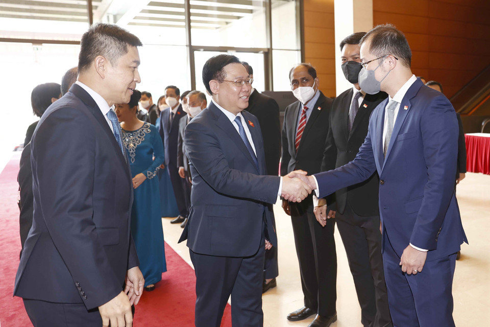 Chủ tịch Quốc hội Vương Đình Huệ và các quan chức Quốc hội Cộng hòa Singapore. (Ảnh: Doãn Tấn/TTXVN)