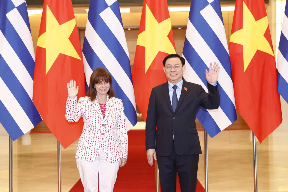 Chủ tịch Quốc hội Vương Đình Huệ và Tổng thống Hy Lạp Katerina Sakellaropoulou. (Ảnh: Doãn Tấn/TTXVN)