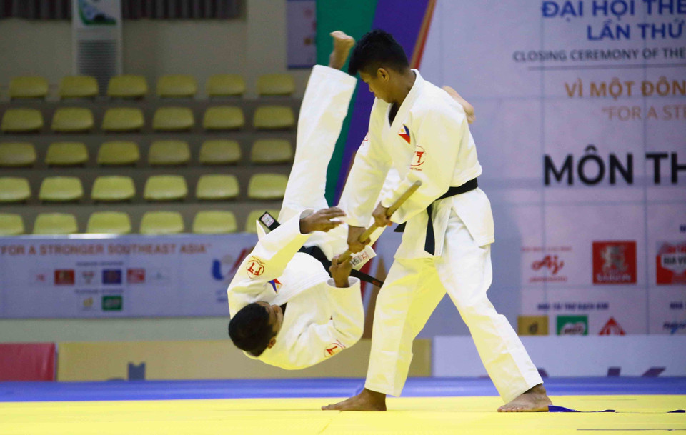 Cặp vận động viên của Philippines là Mercado Daryl John và Mendoza Alvin thi đấu ở nội dung Kodokan Goshin Jutsu (bài quyền về các kỹ thuật tự vệ hiện đại) đối với nam tại vòng loại. (Ảnh: Quang Quyết/TTXVN)