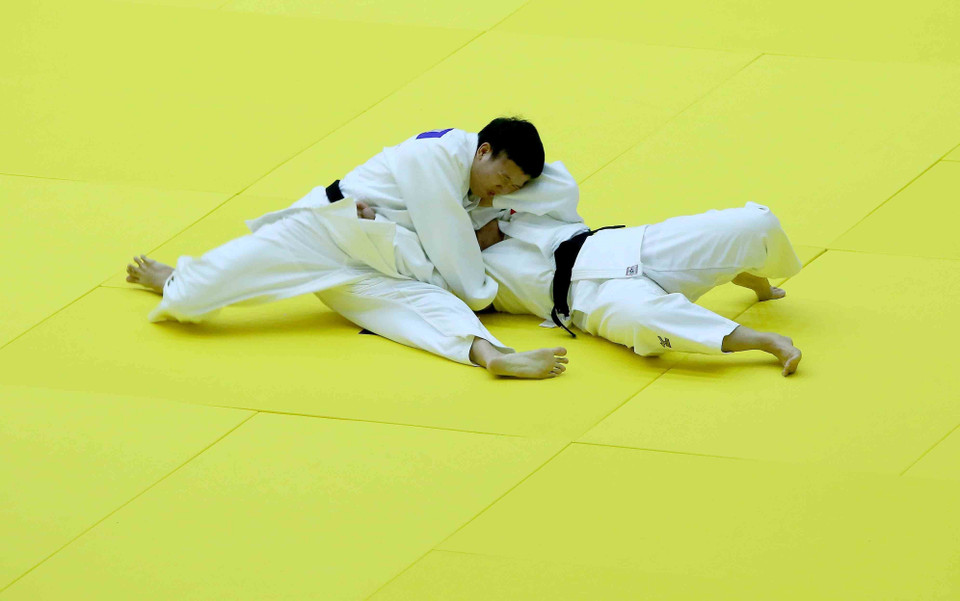 Cặp vận động viên Mai Thị Bích Trâm- Nguyễn Tường Vy thi đấu nội dung Katame No Kata (bài quyền về các kỹ thuật khống chế trong địa chiến) tại vòng loại. (Ảnh: Quang Quyết/TTXVN)