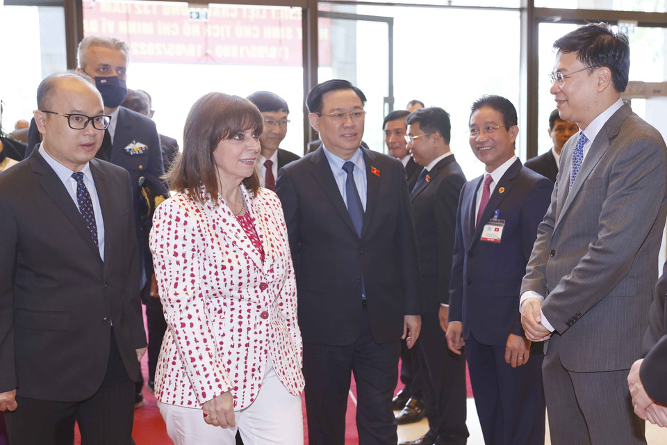 Chủ tịch Quốc hội Vương Đình Huệ đón Tổng thống Hy Lạp Katerina Sakellaropoulou. (Ảnh: Doãn Tấn/TTXVN)