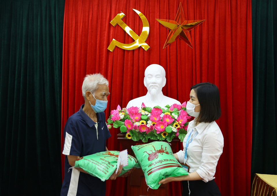 Ông Hoàng Văn Hòa (hộ gia đình có hoàn cảnh khó khăn), tổ dân phố số 3, phường Nguyễn Trãi (quận Hà Đông) nhận 20 kg gạo hỗ trợ của phường và số tiền 1,5 triệu đồng theo Nghị quyết 68/NQ-CP của Chính phủ (ảnh chụp sáng 12/8). (Ảnh: Hoàng Hiếu/TTXVN)