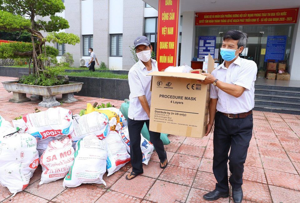 Từ 5-12/8/2021, phường Dương Nội (quận Hà Đông) tổ chức trao 1.900 suất quà, mỗi suất gồm 5 cân gạo, 5 gói mỳ, 1 gói muối, trứng, rau, củ, quả … cho người gặp khó khăn, mất việc do dịch COVID-19 trên địa bàn. (Ảnh: Hoàng Hiếu/TTXVN)