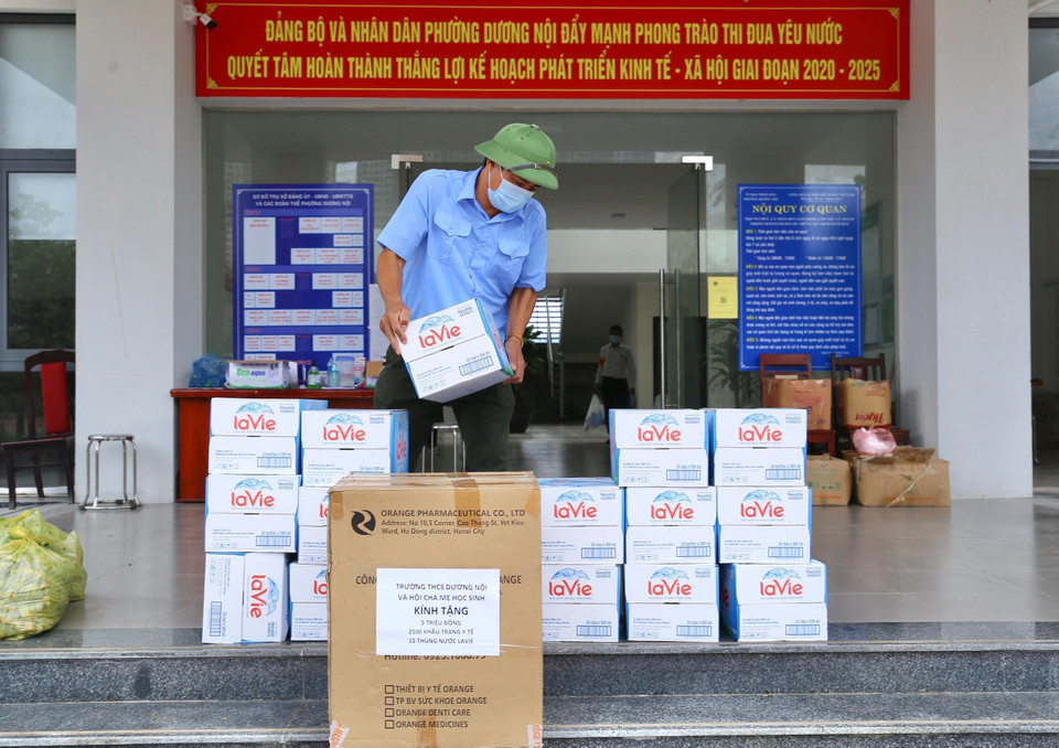 Từ 5-12/8/2021, phường Dương Nội (quận Hà Đông) tổ chức trao 1.900 suất quà, mỗi suất gồm 5 cân gạo, 5 gói mỳ, 1 gói muối, trứng, rau, củ, quả … cho người gặp khó khăn, mất việc do dịch COVID-19 trên địa bàn. (Ảnh: Hoàng Hiếu/TTXVN)