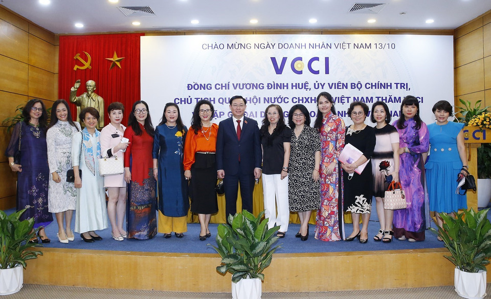 Chủ tịch Quốc hội Vương Đình Huệ với đại diện nữ doanh nhân Việt Nam. (Ảnh: Doãn Tấn/TTXVN)