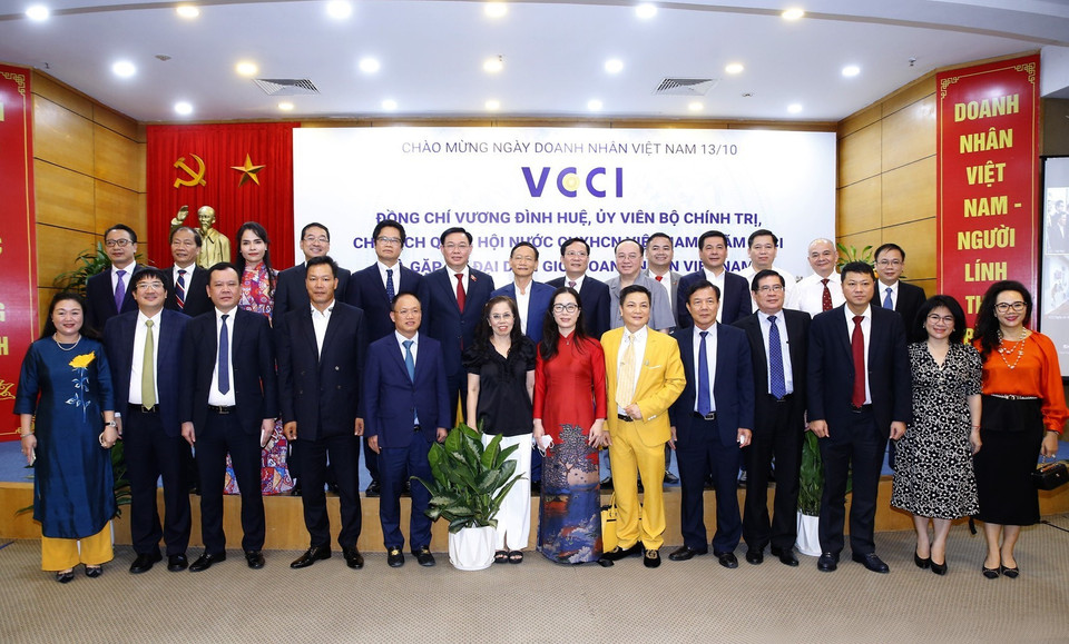 Chủ tịch Quốc hội Vương Đình Huệ với đại diện doanh nhân Việt Nam và các đại biểu. (Ảnh: Doãn Tấn/TTXVN)