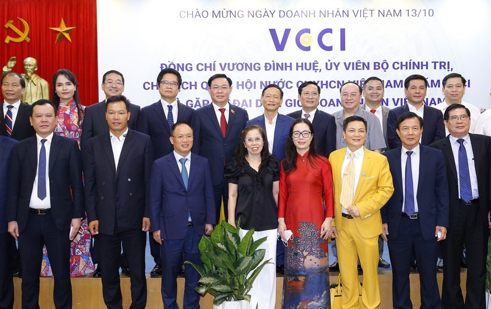  Chủ tịch Quốc hội Vương Đình Huệ với đại diện doanh nhân Việt Nam và các đại biểu. (Ảnh: Doãn Tấn/TTXVN)