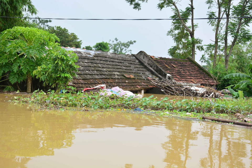 Hai căn nhà cấp 4 cuối xóm Ninh Mật, xã Yên Bằng, huyện Ý Yên, Nam Định bị ngập đến tận nóc nhà. (Ảnh: Công Luật-TTXVN)
