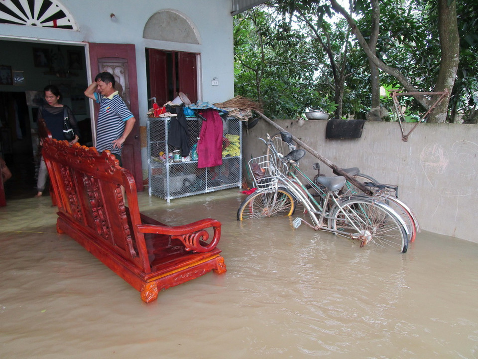 Nước tràn vào khắp nơi khiến cuộc sống của người dân Thanh Hóa bị đảo lộn. (Ảnh: Hoa Mai - TTXVN)