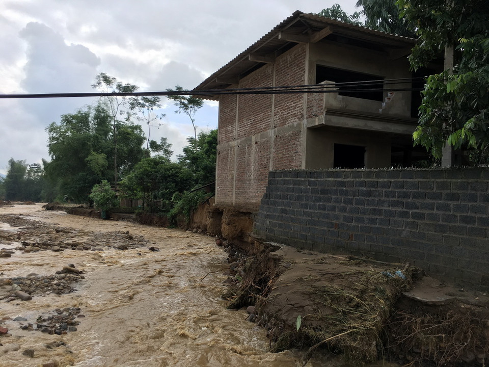 Nước lũ dân cao tại ngòi Thia đã cuốn trôi nhiều nhà cửa, hoa màu của người dân tại bản Thón, xã Phúc Sơn, huyện Văn Chấn, Yên Bái. (Ảnh: Trung Kiên - TTXVN)