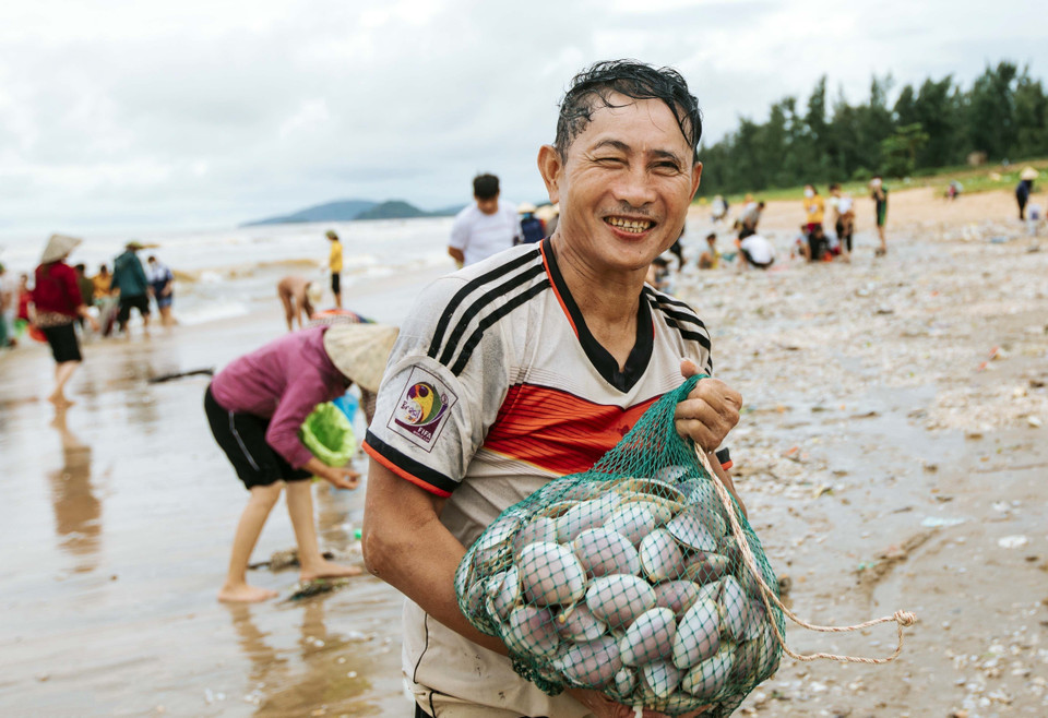 Niềm vui của một người dân Nghệ An khi vớt được "lộc trời".(Ảnh: TTXVN phát)