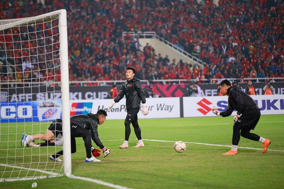 Các cầu thủ Việt Nam khởi động trước trận đấu. (Ảnh: Trọng Đạt/TTXVN)