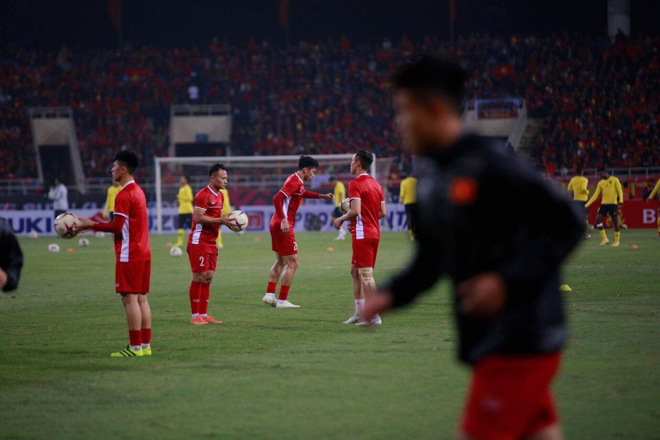 Các cầu thủ Việt Nam khởi động trước trận đấu. (Ảnh: Trọng Đạt/TTXVN)