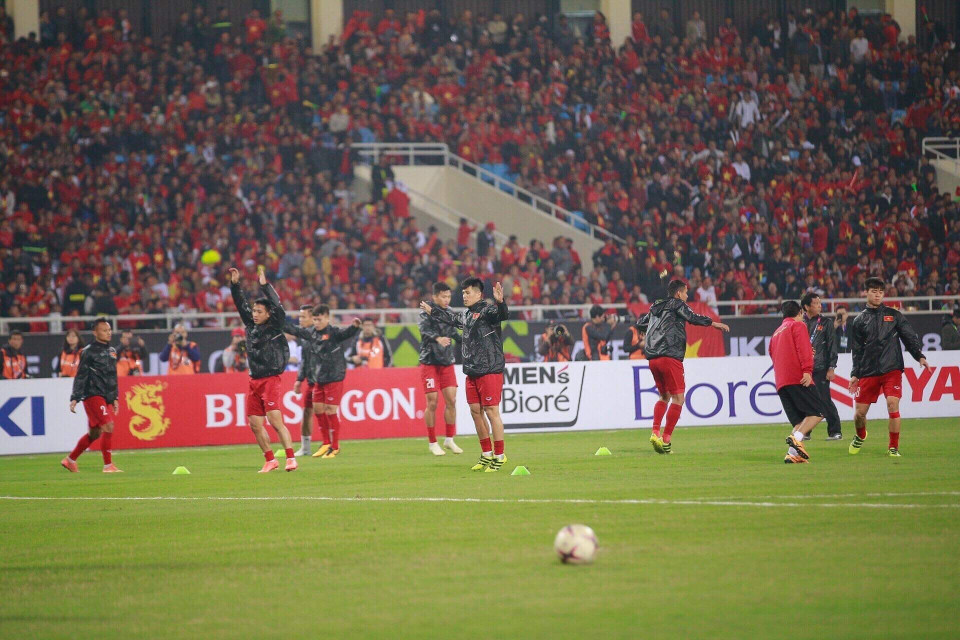 Các cầu thủ Việt Nam khởi động trước trận đấu. (Ảnh: Trọng Đạt/TTXVN)