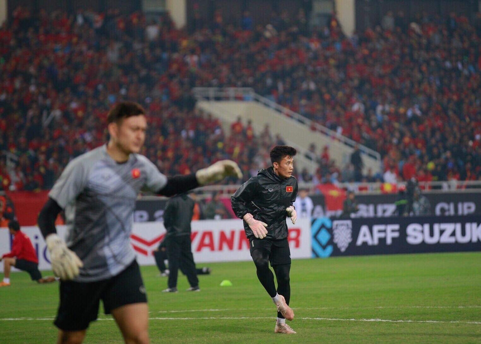 Các cầu thủ Việt Nam khởi động trước trận đấu. (Ảnh: Trọng Đạt/TTXVN)