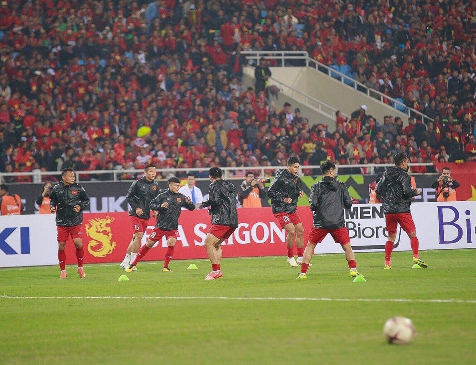 Các cầu thủ Việt Nam khởi động trước trận đấu. (Ảnh: Trọng Đạt/TTXVN)