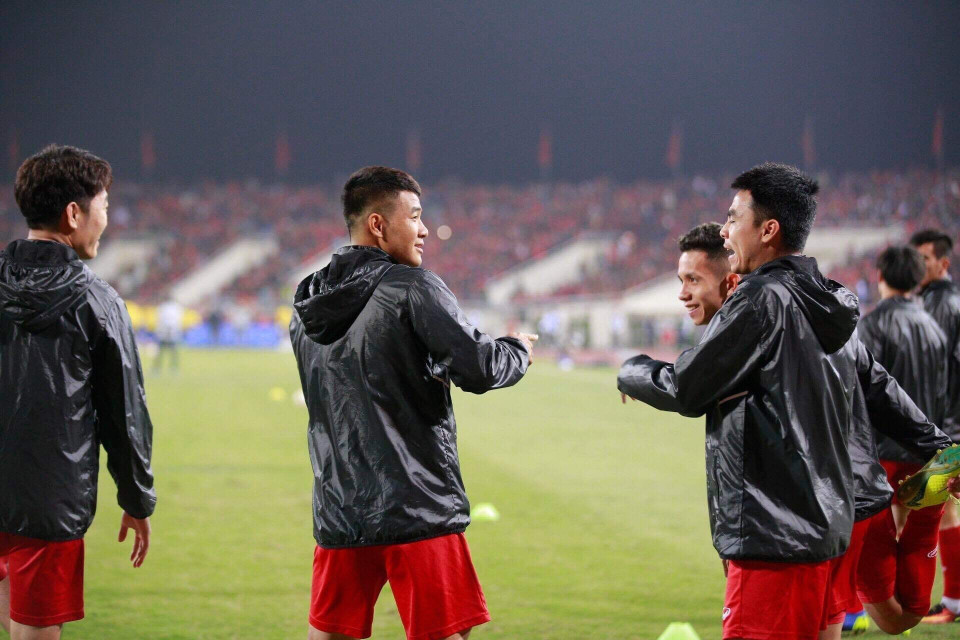 Các cầu thủ Việt Nam khởi động trước trận đấu. (Ảnh: Trọng Đạt/TTXVN)