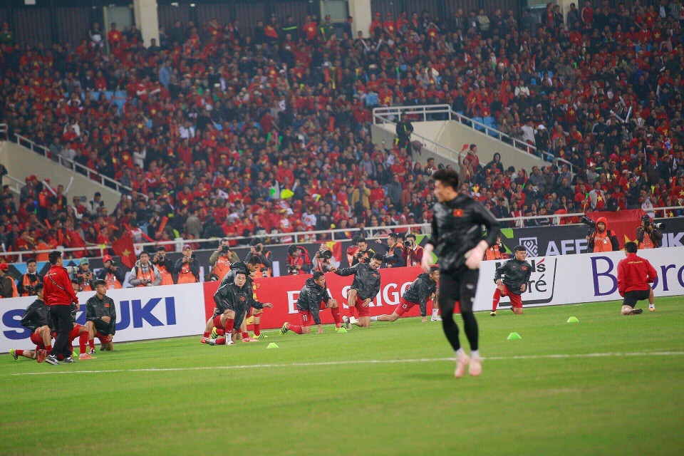 Các cầu thủ Việt Nam khởi động trước trận đấu. (Ảnh: Trọng Đạt/TTXVN)