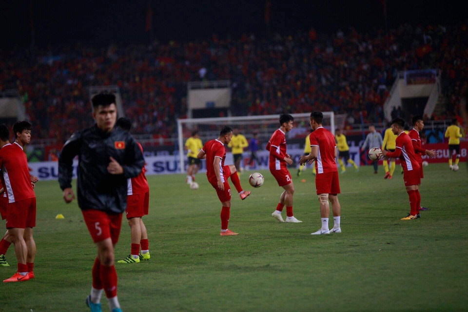 Các cầu thủ Việt Nam khởi động trước trận đấu. (Ảnh: Trọng Đạt/TTXVN)