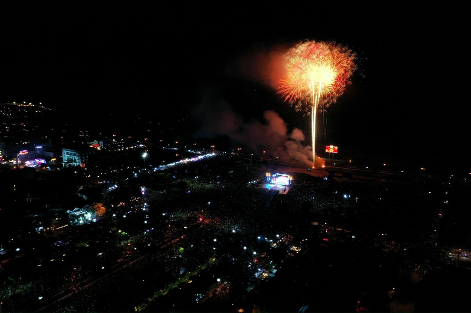 Pháo hoa rực rỡ đêm giao thừa tại thành phố Rạch Giá. (Ảnh: Lê Sen/TTXVN)