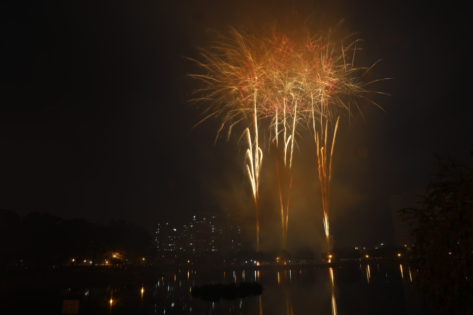 Bắn pháo hoa tại khu vực hồ Đền Lừ, quận Hoàng Mai. (Ảnh: Minh Đức/TTXVN)