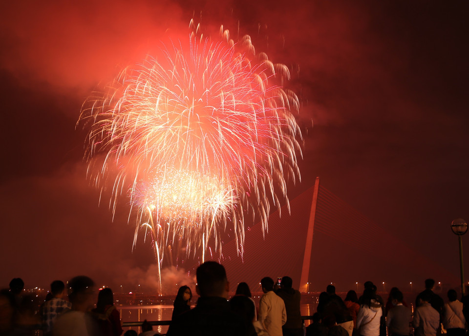 Thành phố Đà Nẵng bắn pháo hoa tại điểm cầu Nguyễn Văn Trỗi vào thời khắc giao thừa năm 2023. (Ảnh: Trần Lê Lâm/TTXVN)