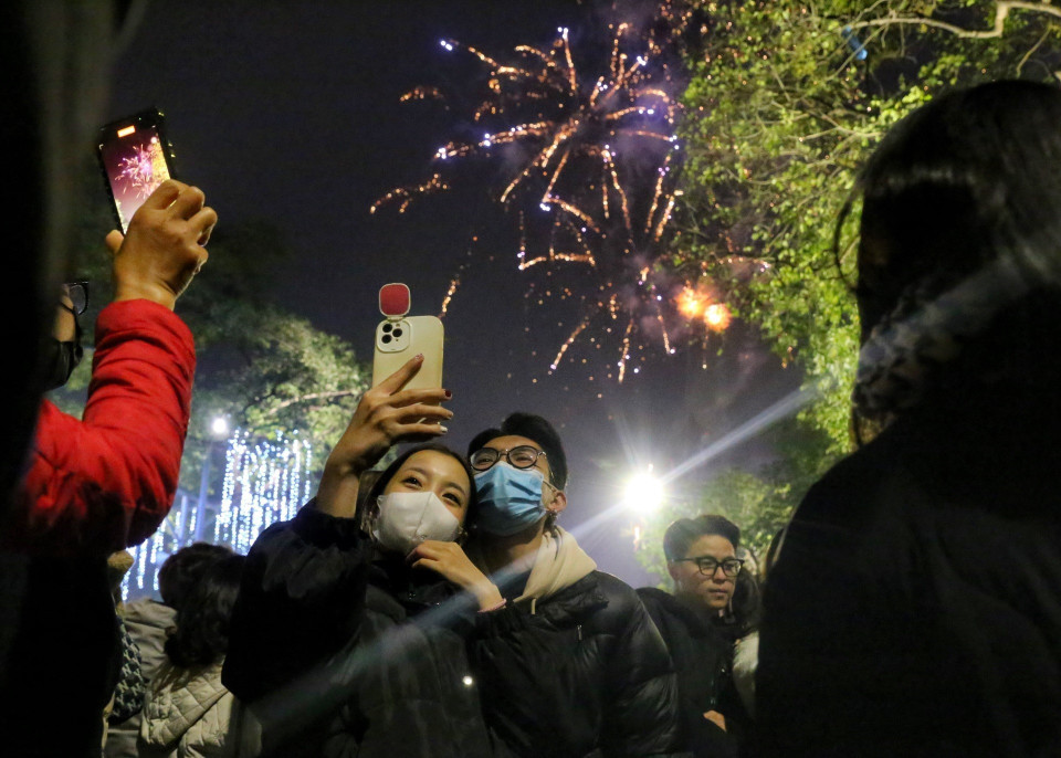 Lưu lại khoảnh khắc đón chào Năm mới-Xuân Quý Mão 2023. (Ảnh: Tuấn Đức/TTXVN)