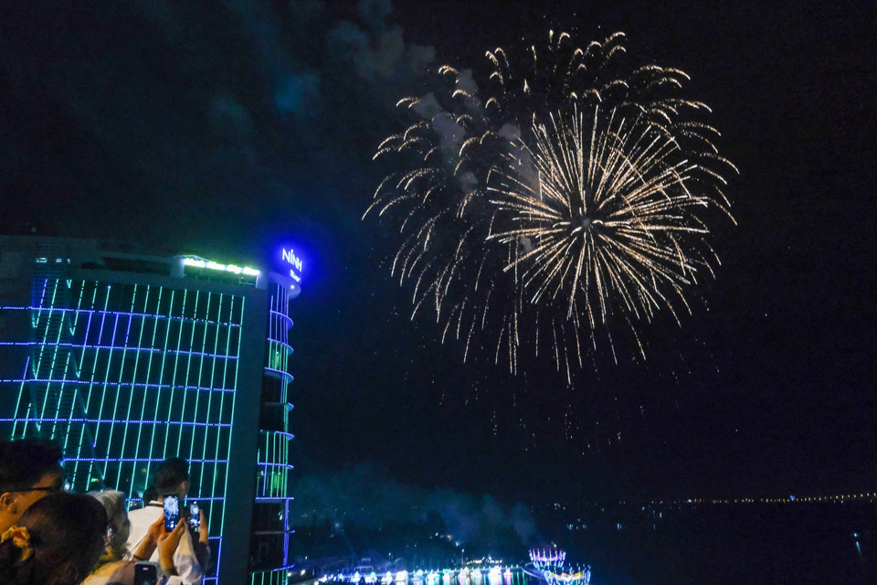 Pháo hoa mừng năm mới ở bến Ninh Kiều, thành phố Cần Thơ. (Ảnh: Thanh Liêm/TTXVN)
