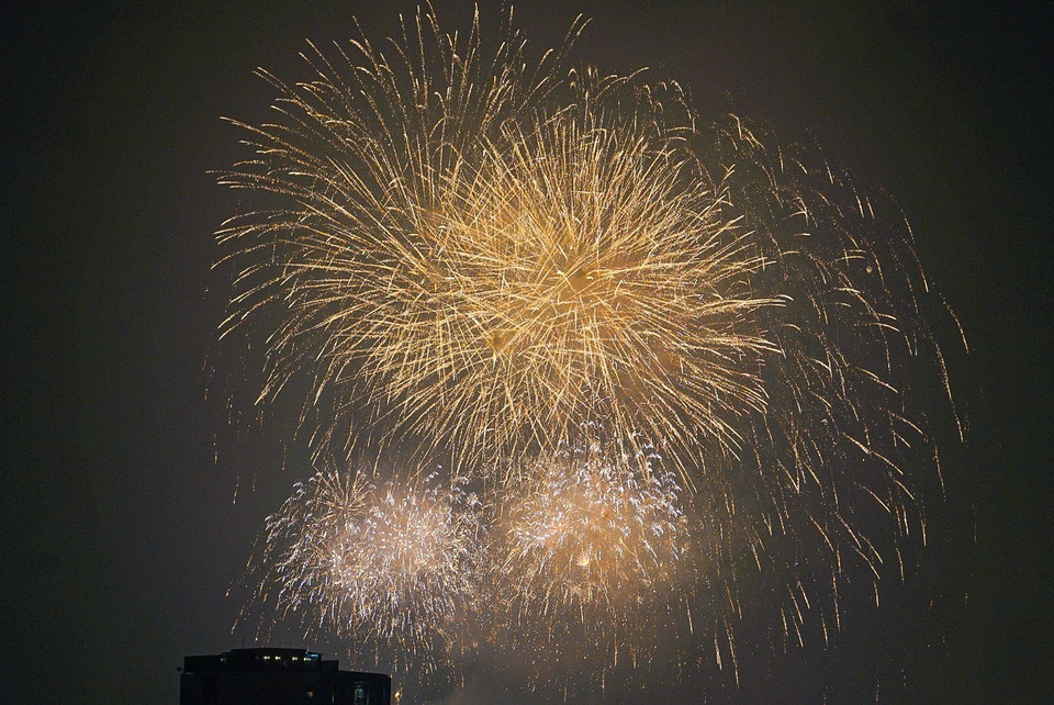 Pháo hoa rực sáng trên bầu trời Hà Nội. (Ảnh: Khánh Hòa/TTXVN)