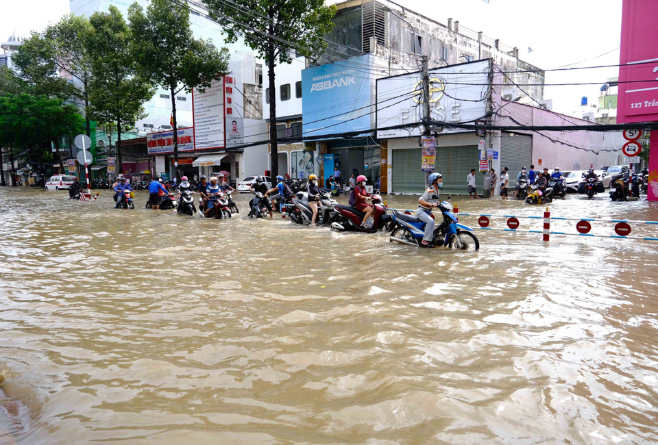 Ngày 13/10, triều cường ở thành phố Cần Thơ tiếp tục dâng cao vượt báo động 3. (Ảnh: Thanh Liêm/TTXVN)