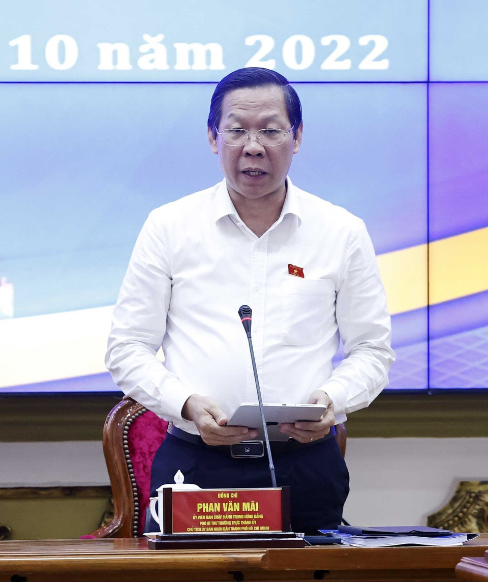 Phó Bí thư Thường trực Thành ủy, Chủ tịch UBND Thành phố Hồ Chí Minh Phan Văn Mãi báo cáo tại buổi làm việc. (Ảnh: Thống Nhất/TTXVN)
