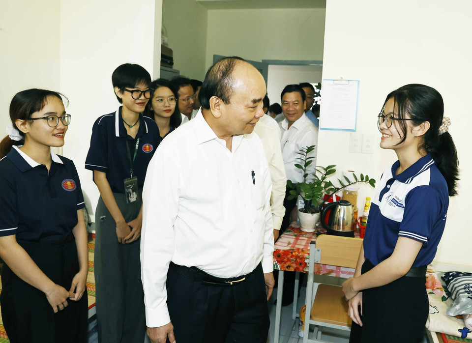 Hình ảnh Chủ tịch nước Nguyễn Xuân Phúc thăm ký túc xá sinh viên tại Đại học Quốc gia Thành phố Hồ Chí Minh. (Ảnh: Thống Nhất/TTXVN)