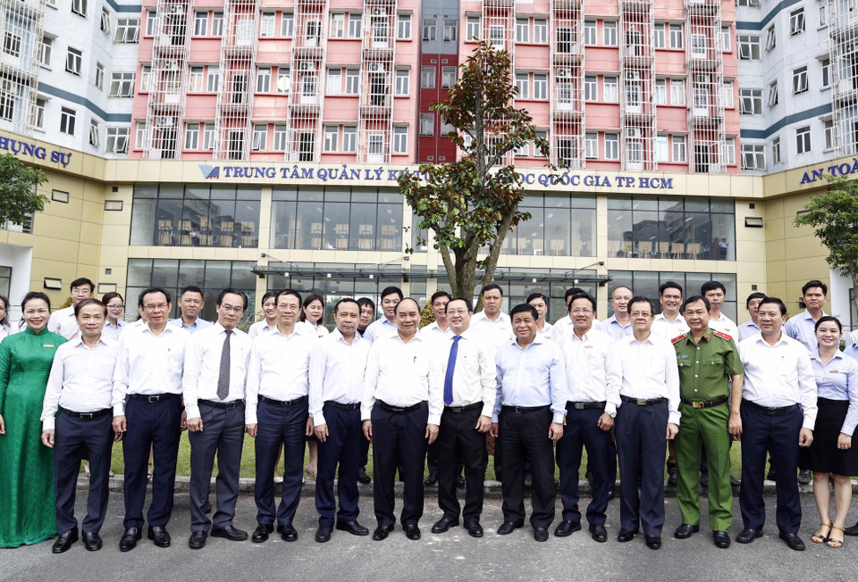 Chủ tịch nước Nguyễn Xuân Phúc cùng các đại biểu tại Đại học Quốc gia Thành phố Hồ Chí Minh. (Ảnh: Thống Nhất/TTXVN)