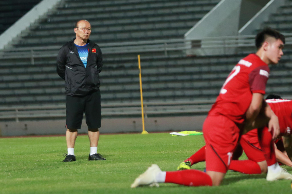 Ngay từ đầu buổi tập, huấn luyện viên Park Hang-seo tỏ ra trầm ngâm, nhiều suy tư. Ông không lại gần trao đổi nhiều với các cầu thủ như những buổi tập trước. (Ảnh: Nguyên An/Vietnam+)
