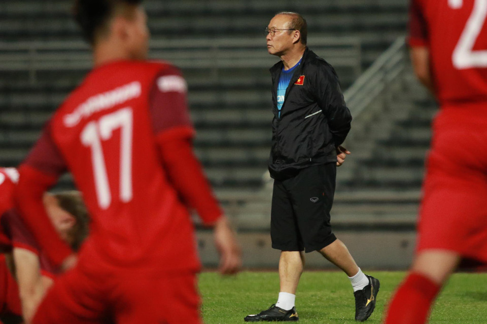 Dường như huấn luyện viên Park Hang-seo đang có rất nhiều suy tính cho trận đấu gặp Thái Lan vào ngày mai (5/6). (Ảnh: Nguyên An/Vietnam+)