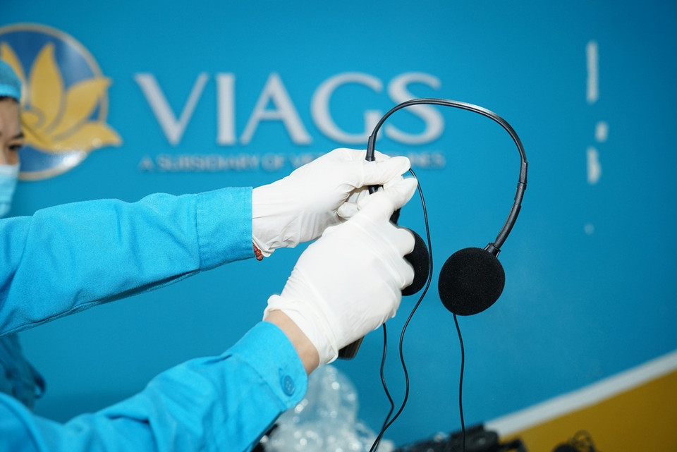 Tai nghe giải trí cho hành khách cũng được tiến hành vệ sinh. (Ảnh: CTV/Vietnam+)