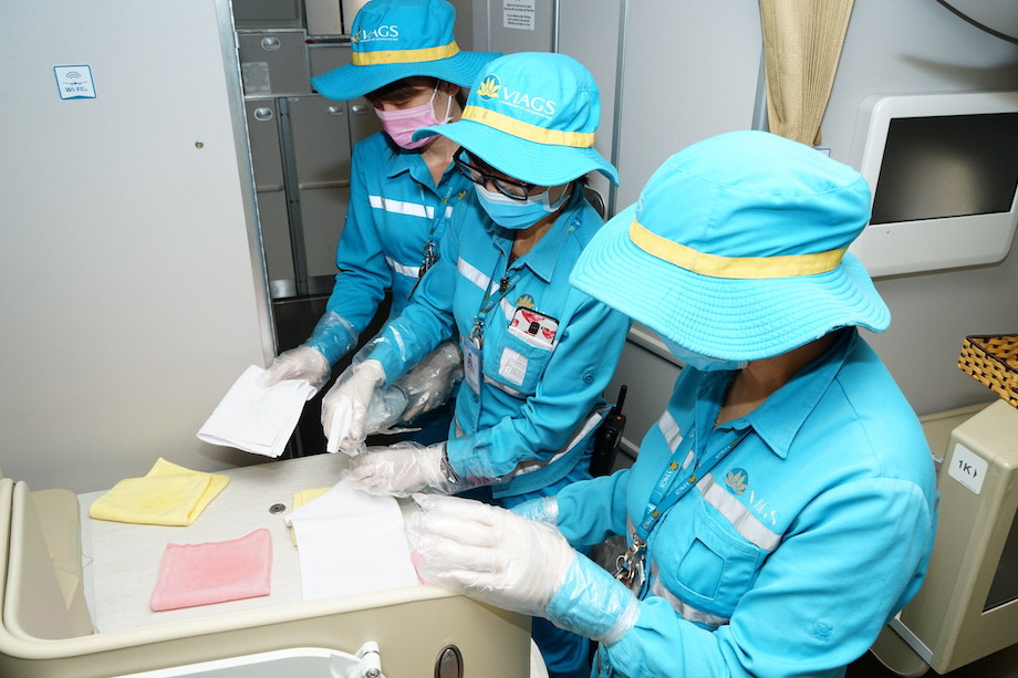 Trong quy trình vệ sinh có 3 loại khăn được dùng. Khăn trắng vệ sinh các bề mặt khoang hành khách, hành lý; khăn vàng vệ sinh nhà bếp và khăn hồng vệ sinh toilet. (Ảnh: CTV/Vietnam+)