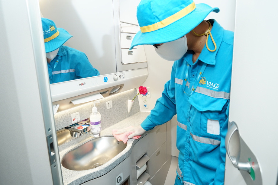 Đến nút bấm vòi nước... (Ảnh: CTV/Vietnam+)