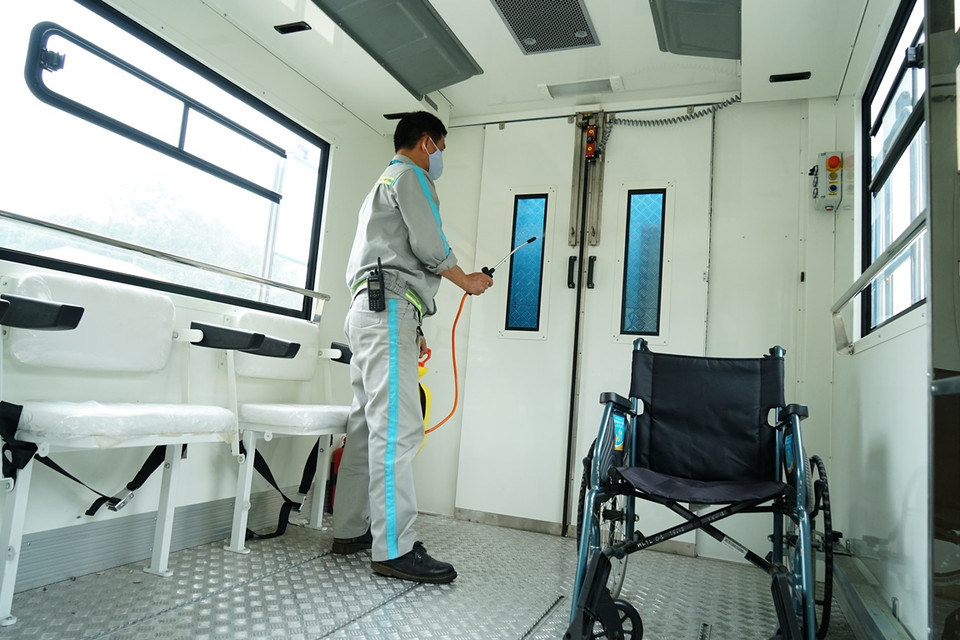 Xe phục vụ hành khách hạn chế di chuyển cũng được vệ sinh khử trùng bằng Chloramin B. (Ảnh: CTV/Vietnam+)