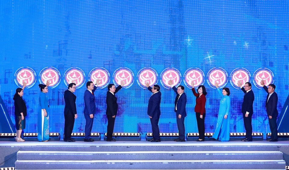 Thủ tướng Phạm Minh Chính và các đại biểu thực hiện nghi thức khởi công dự án Khu nhà ở xã hội trong khu đô thị Quế Võ, Bắc Ninh. (Ảnh: Dương Giang/TTXVN)