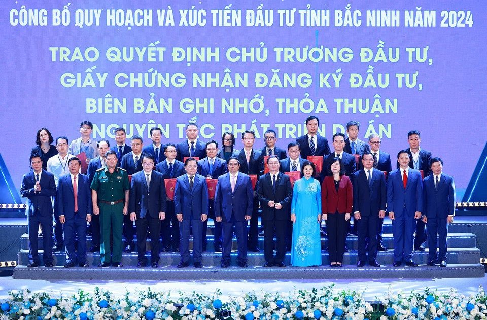Thủ tướng Phạm Minh Chính với các nhà đầu tư. (Ảnh: Dương Giang/TTXVN)