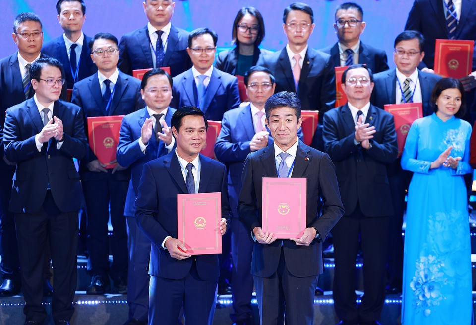 Thủ tướng Phạm Minh Chính chứng kiến lãnh đạo tỉnh Bắc Ninh trao Quyết định chủ trương đầu tư, giấy chứng nhận đăng ký đầu tư, biên bản ghi nhớ cho các nhà đầu tư. (Ảnh: Dương Giang/TTXVN)