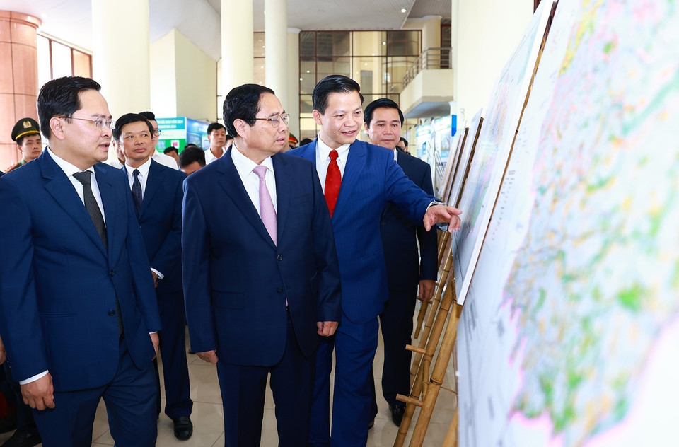 Thủ tướng Phạm Minh Chính xem bản đồ hình quy hoạch tỉnh Bắc Ninh. (Ảnh: Dương Giang/TTXVN)