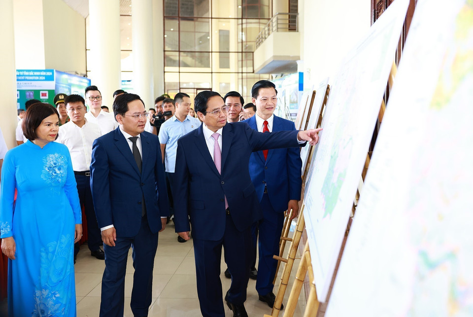 Thủ tướng Phạm Minh Chính xem bản đồ hình quy hoạch tỉnh Bắc Ninh. (Ảnh: Dương Giang/TTXVN)