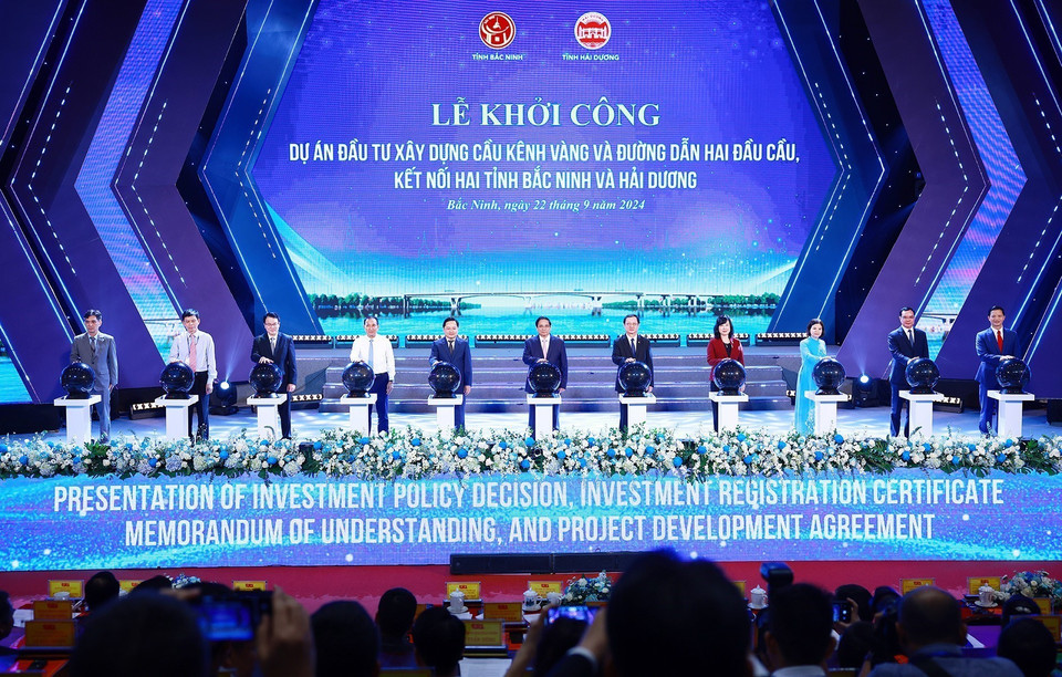 Thủ tướng Phạm Minh Chính và các đại biểu thực hiện nghi thức khởi công dự án cầu Kênh Vàng nối tỉnh Bắc Ninh và Hải Dương. (Ảnh: Dương Giang/TTXVN)