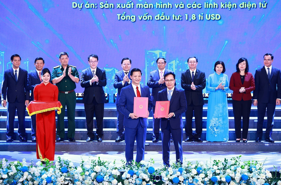 Thủ tướng Phạm Minh Chính chứng kiến lãnh đạo tỉnh Bắc Ninh trao Quyết định chủ trương đầu tư, giấy chứng nhận đăng ký đầu tư, biên bản ghi nhớ cho các nhà đầu tư. (Ảnh: Dương Giang/TTXVN)