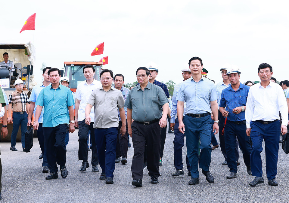 Thủ tướng Phạm Minh Chính kiểm tra tiến độ dự án đầu tư xây dựng đường Vành đai 4-Vùng Thủ đô đoạn qua tỉnh Bắc Ninh. (Ảnh: Dương Giang/TTXVN)