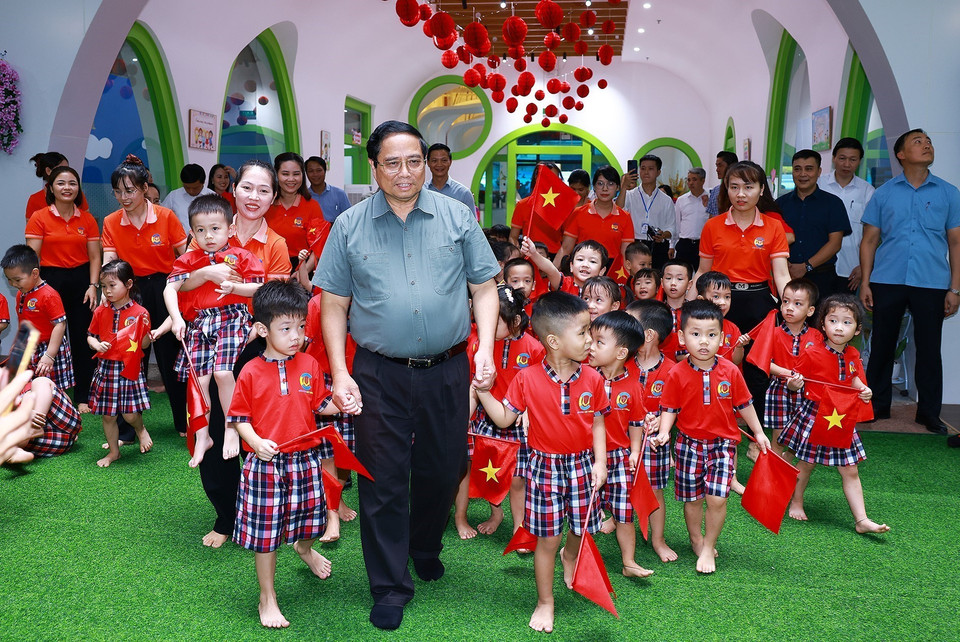 Thủ tướng Phạm Minh Chính thăm giáo viên và học sinh trường mầm non Cát Tường trong khu nhà ở xã hội tại thành phố Bắc Ninh. (Ảnh: Dương Giang/TTXVN)