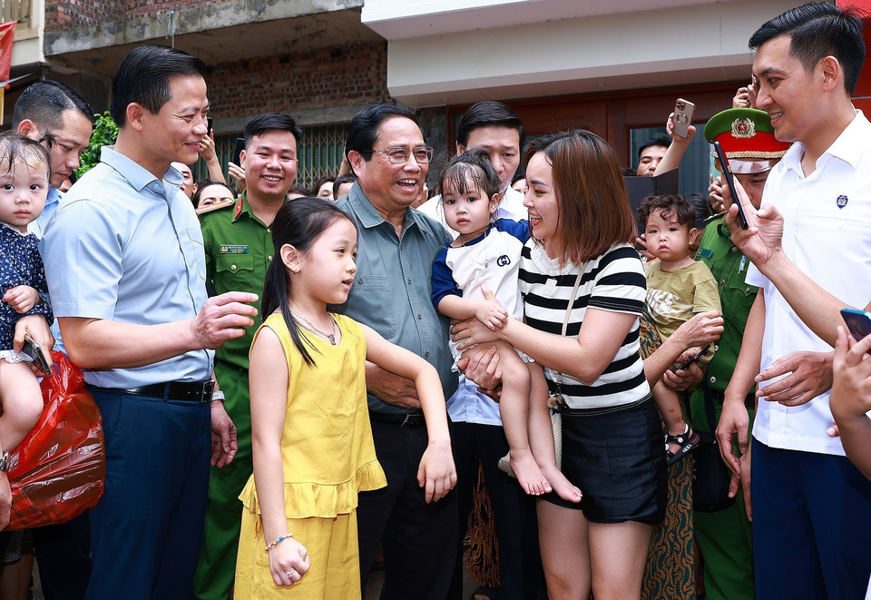 Thủ tướng Phạm Minh Chính với nhân dân Khu nhà ở xã hội tại thành phố Bắc Ninh. (Ảnh: Dương Giang/TTXVN)